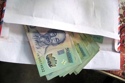 Đi viếng đám tang nên viết phong bì như thế nào? 10 Cach ghi loi chia buon trong dao cong giao ma ban nen biet