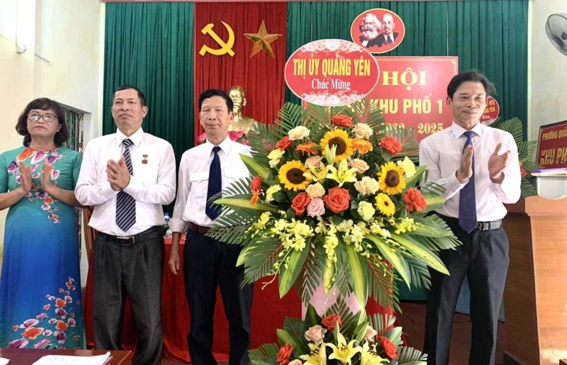 Chọn lẵng hoa chúc mừng đại hội ý nghĩa và trang trọng 39 Truyền thống tặng hoa chúc mừng đại hội Đảng