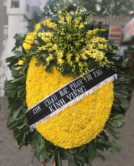 Vòng hoa tang lễ màu vàng