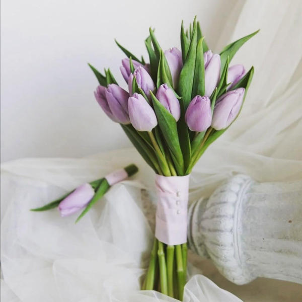 Mau-hoa-cuoi-tulip-tim-cam-tay