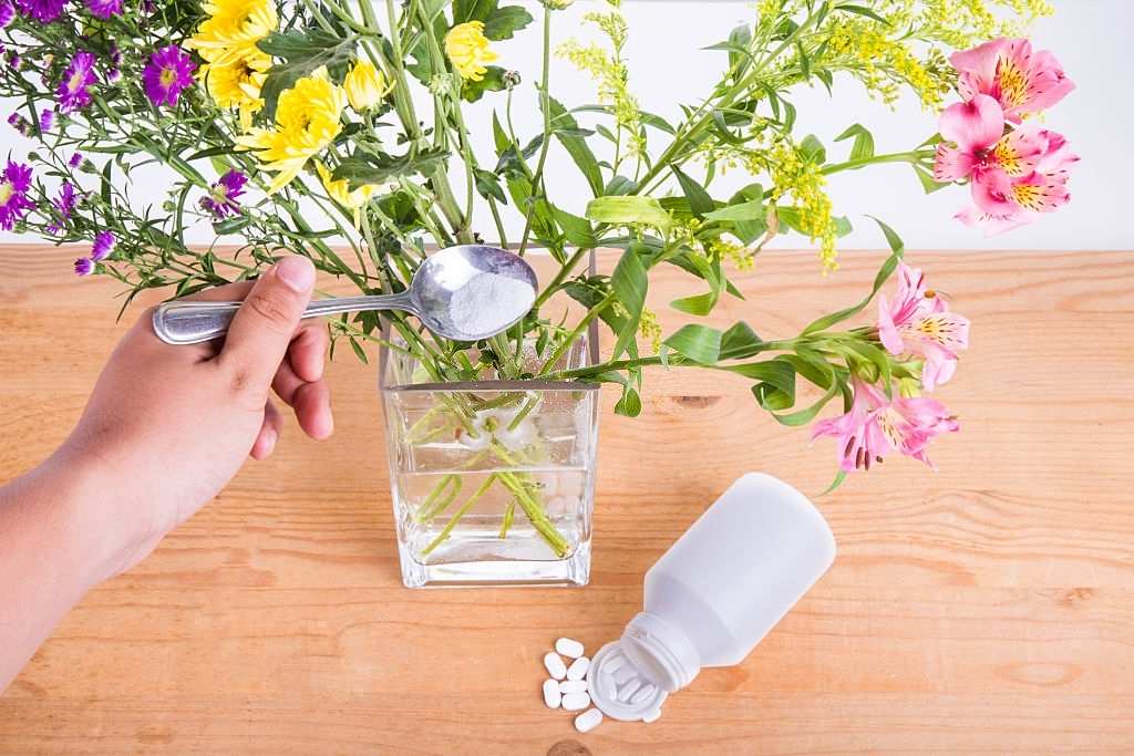 5 cách giữ hoa tươi lâu đơn giản, nhanh chóng 15 bat-mi-cac-cach-cam-hoa-tuoi-lau-don-gian-tai-nha