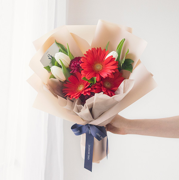 TOP 9 loài hoa màu đỏ tặng 20/10 cực ý nghĩa 13 Giã Từ Trong Cơn Mưa