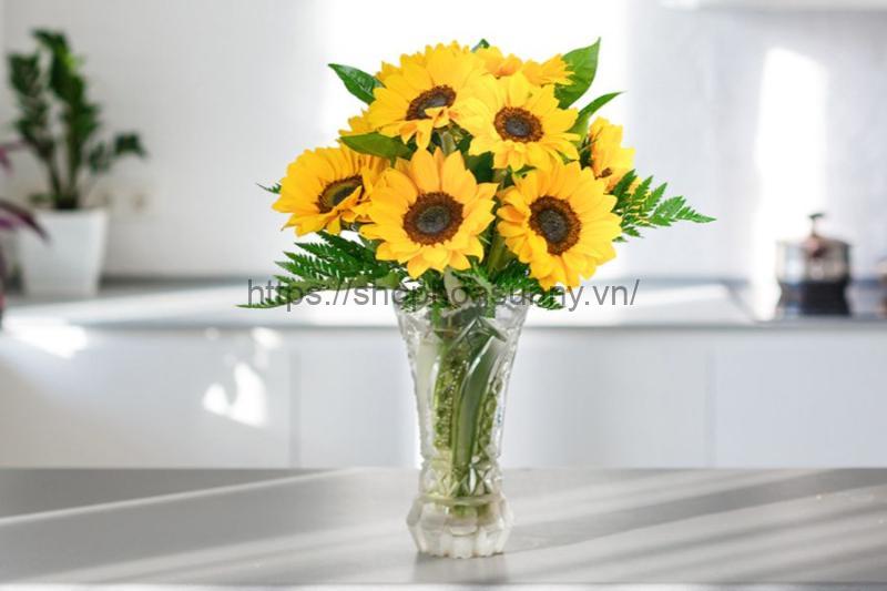10 Cách Giữ Hoa Hướng Dương Tươi Lâu Và Đẹp Hơn 8 Thay nước hoa thường xuyên để hoa được giữ lâu hơn.