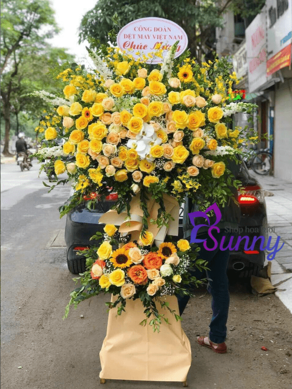 Cửa Hàng Hoa Quận 4 Giao Hoa Giá Rẻ, Free Ship Nội Thành 22 Kệ hoa hồng vàng tặng khai trương vạn sự như ý