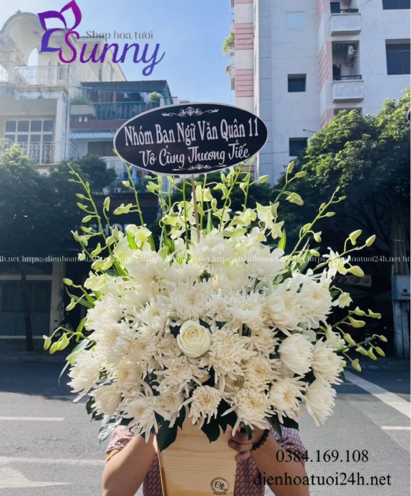 Giỏ hoa trắng bày tỏ niềm tiếc thương với người đã mất Giỏ hoa trắng bày tỏ niềm tiếc thương với người đã mất