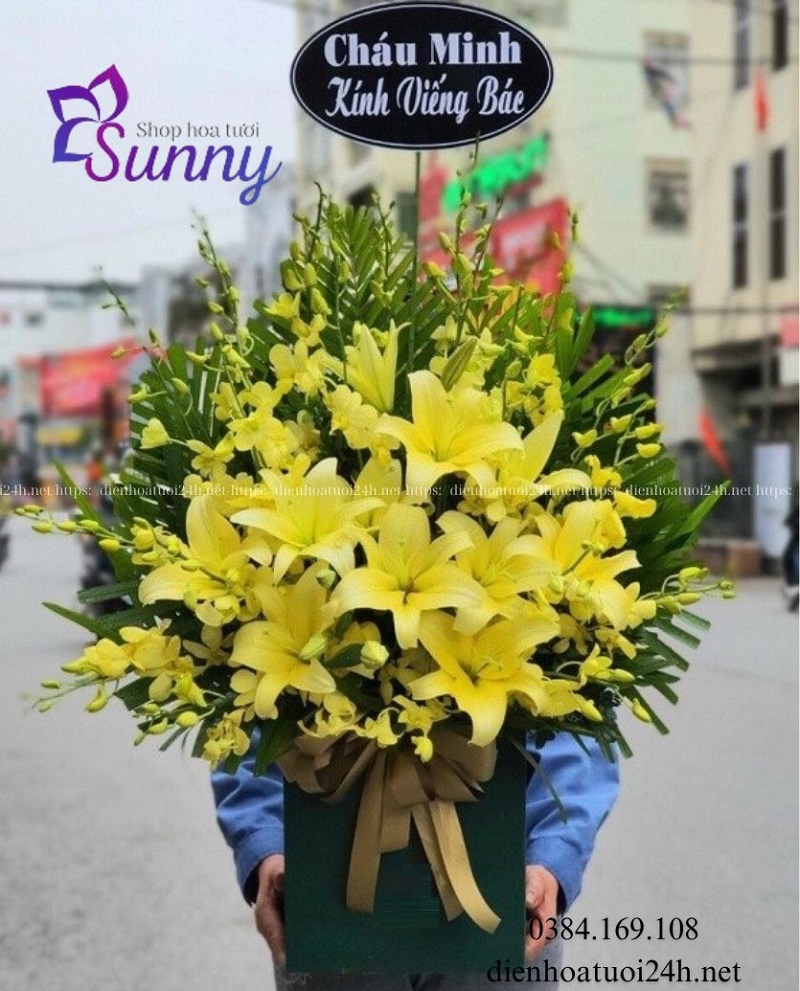 Giỏ hoa vàng ấm áp nhằm an ủi động viên gia đình người đã mất Giỏ hoa vàng ấm áp nhằm an ủi động viên gia đình người đã mất