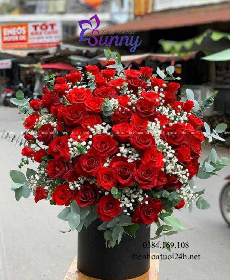 Giỏ hoa đám tang màu đỏ thể hiện sự thương tiếc Giỏ hoa đám tang màu đỏ thể hiện sự thương tiếc