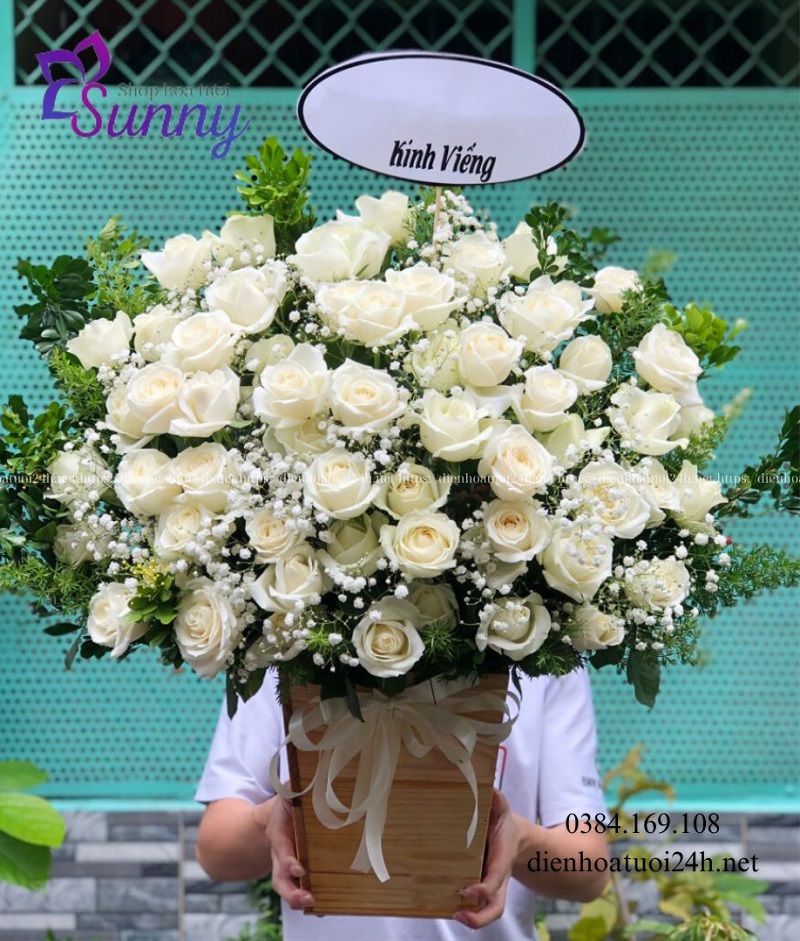 Giỏ hoa hồng thể hiện sự thương nhớ cho người đã mất Giỏ hoa hồng thể hiện sự thương nhớ cho người đã mất