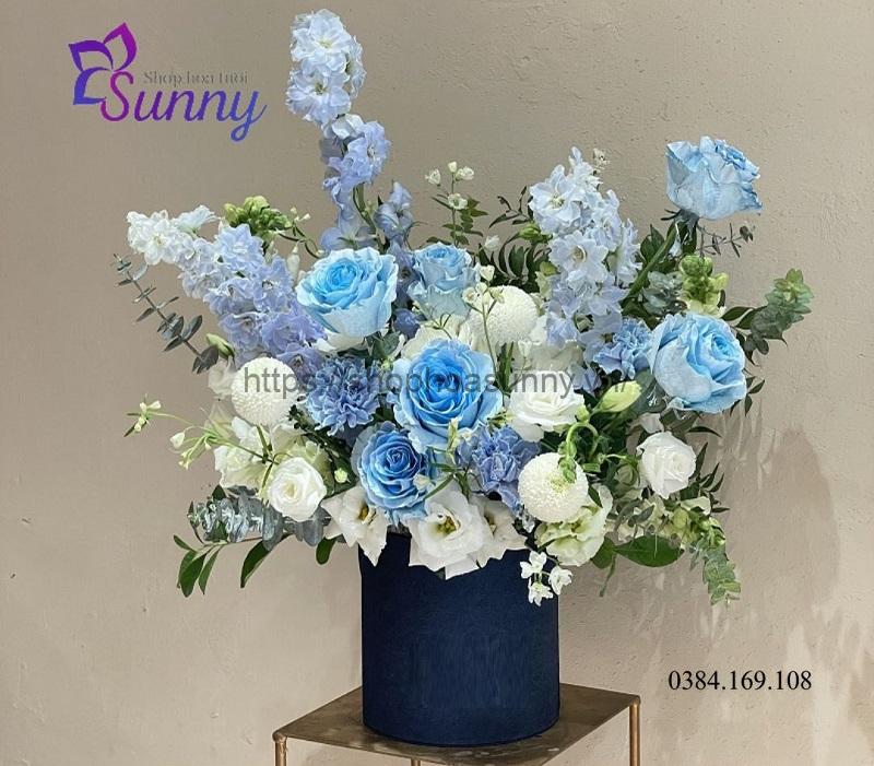 Giỏ hoa mừng sinh nhật tone xanh trắng độc đáo