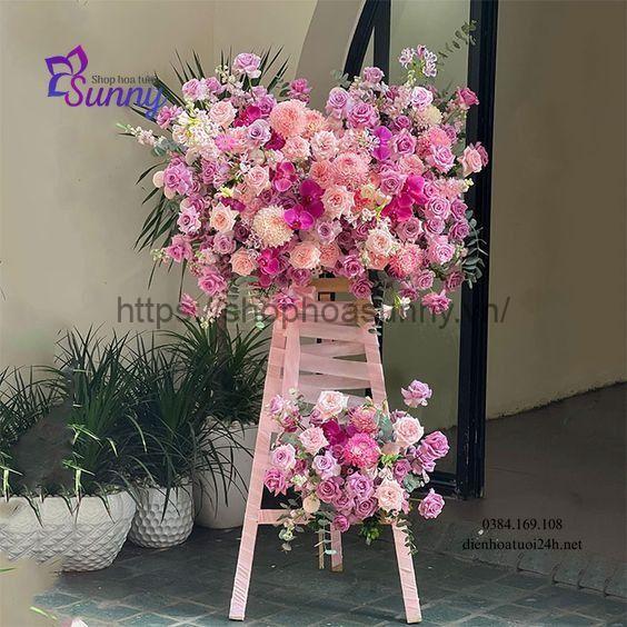 Cần lựa chọn đúng mẫu hoa với màu sắc phù hợp buổi lễ khai giảng