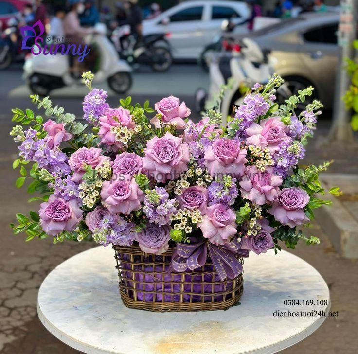 Giỏ hoa hồng với màu tím mới lạ mừng lễ khai giảng
