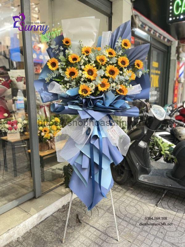 Kệ hoa hướng dương rực rỡ chào năm học mới