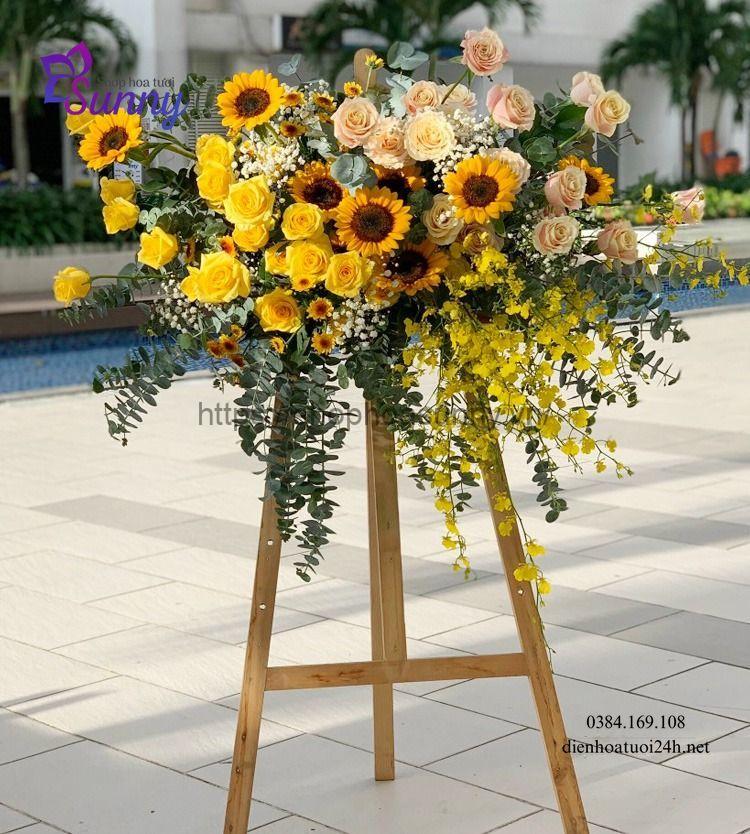 Thiết kế kệ hoa khai giảng kết hợp hướng dương làm chủ đạo
