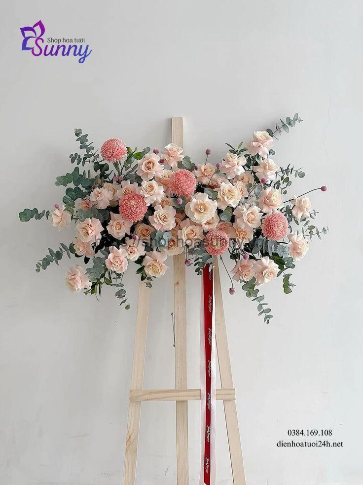 Nên dùng kệ hoa kết hợp nhiều loại để thể hiện sự tươi mới