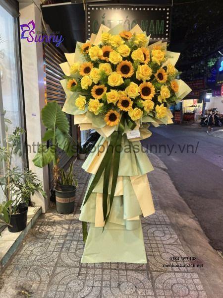 Kệ hoa khai giảng có hoa hướng dương giúp buổi lễ khai giảng thêm rực rỡ
